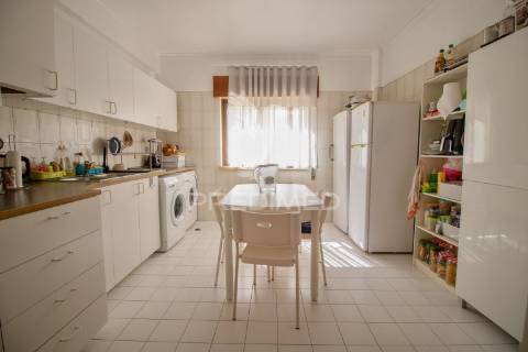 Apartamento t3 com garagem cacilhas – almada