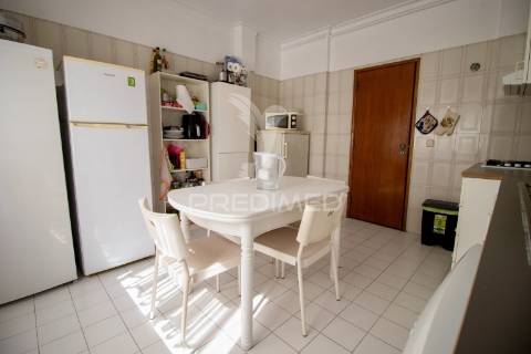 Apartamento t3 com garagem cacilhas – almada