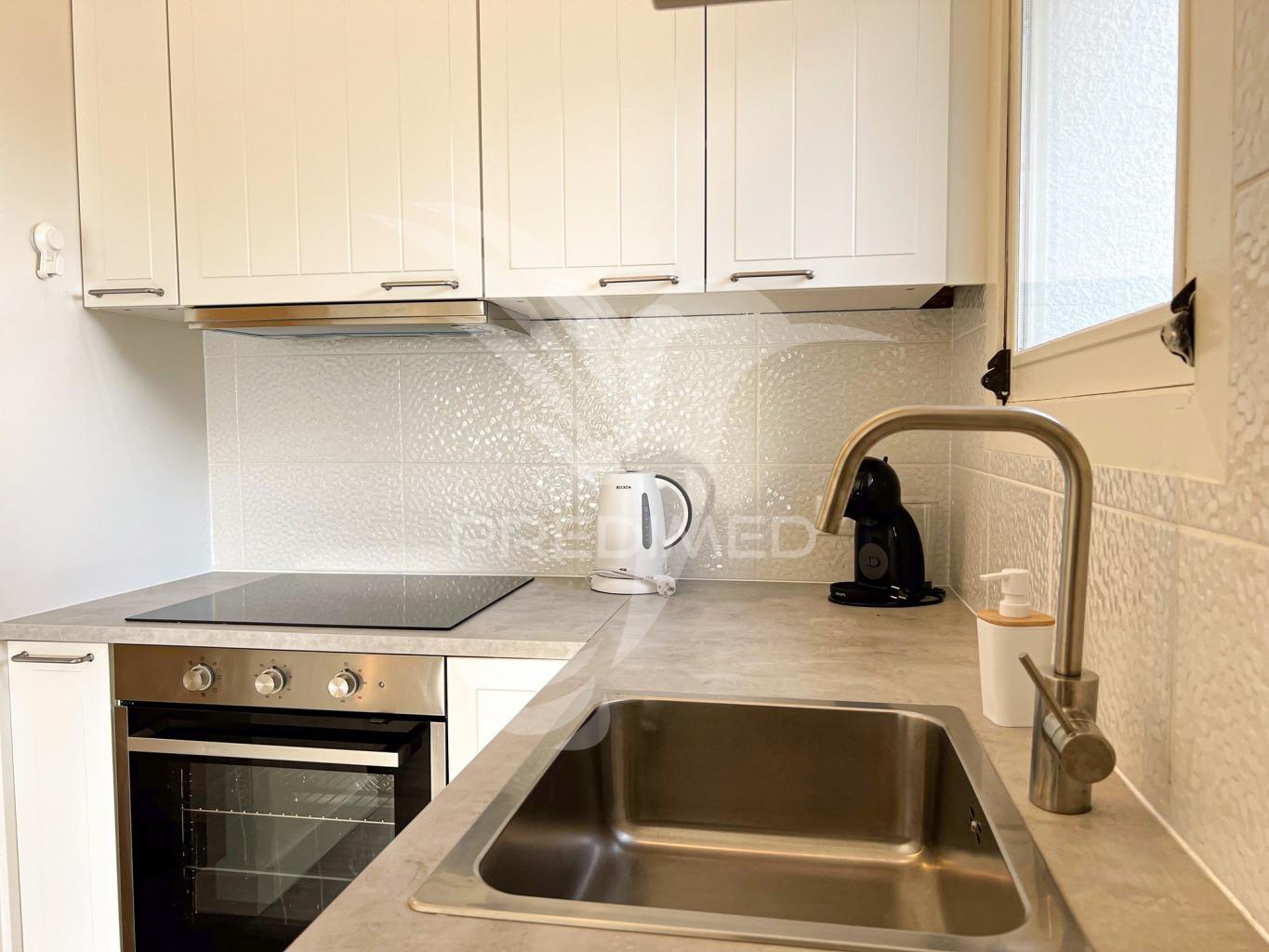 Apartamento t2, remodelado, a 5 mt a pé das praias oura/st. eulália