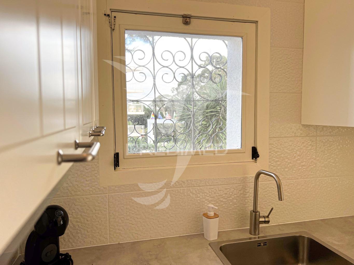 Apartamento t2, remodelado, a 5 mt a pé das praias oura/st. eulália