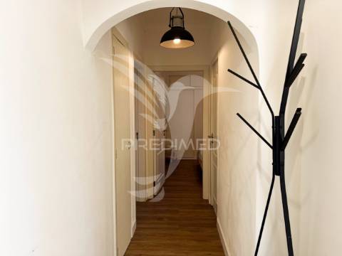 Apartamento t2, remodelado, a 5 mt a pé das praias oura/st. eulália