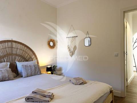 Apartamento t2, remodelado, a 5 mt a pé das praias oura/st. eulália