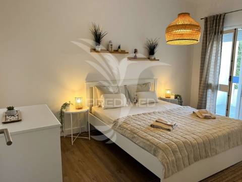 Apartamento t2, remodelado, a 5 mt a pé das praias oura/st. eulália