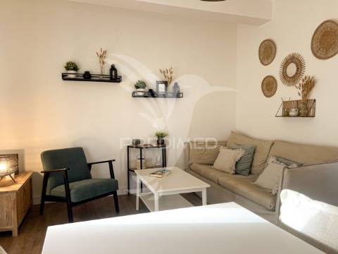 Apartamento t2, remodelado, a 5 mt a pé das praias oura/st. eulália