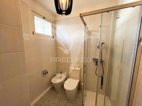 Apartamento t2, remodelado, a 5 mt a pé das praias oura/st. eulália