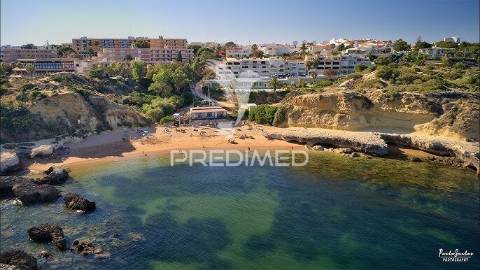 Apartamento t2, remodelado, a 5 mt a pé das praias oura/st. eulália