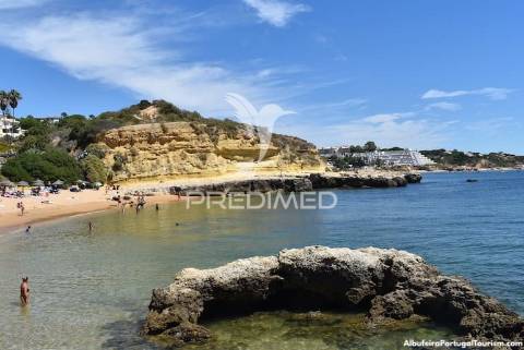 Apartamento t2, remodelado, a 5 mt a pé das praias oura/st. eulália