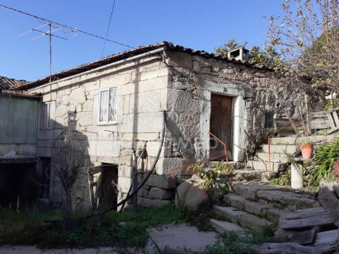 Casas em pedra (três casas beirãs)