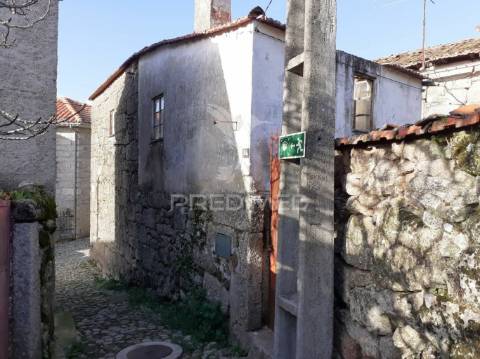 Casas em pedra (três casas beirãs)