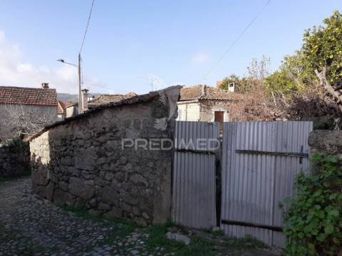 Casas em pedra (três casas beirãs)