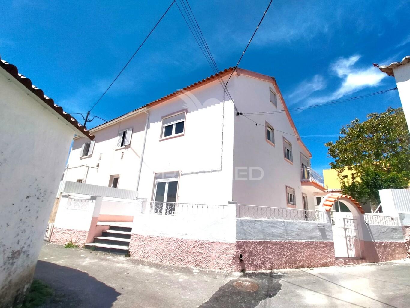 Moradia t2+2 remodelada | com logradouro | terrugem | sintra