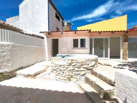 Moradia t2+2 remodelada | com logradouro | terrugem | sintra