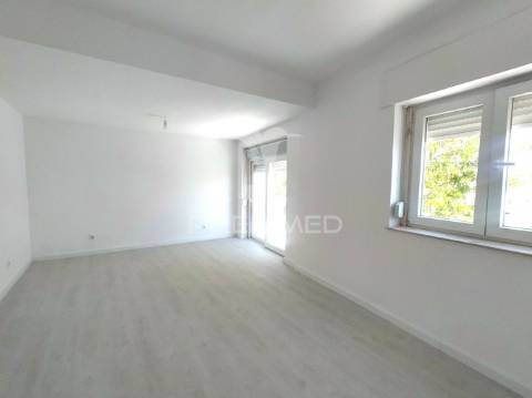 Moradia t2+2 remodelada | com logradouro | terrugem | sintra