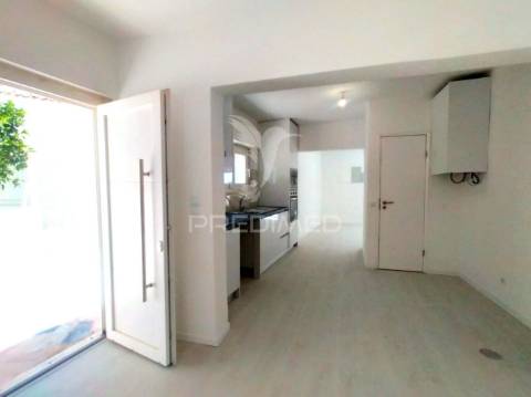 Moradia t2+2 remodelada | com logradouro | terrugem | sintra
