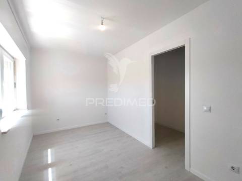 Moradia t2+2 remodelada | com logradouro | terrugem | sintra