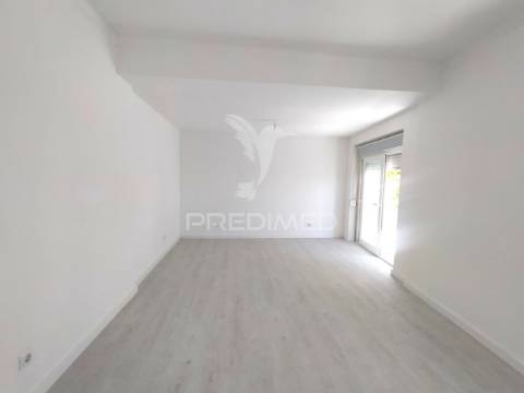 Moradia t2+2 remodelada | com logradouro | terrugem | sintra