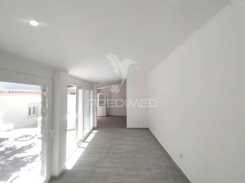 Moradia t2+2 remodelada | com logradouro | terrugem | sintra