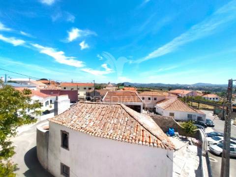 Moradia t2+2 remodelada | com logradouro | terrugem | sintra