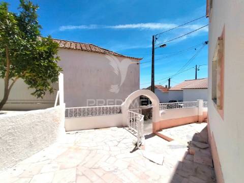 Moradia t2+2 remodelada | com logradouro | terrugem | sintra