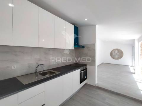 Moradia t2+2 remodelada | com logradouro | terrugem | sintra