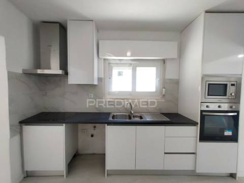 Moradia t2+2 remodelada | com logradouro | terrugem | sintra