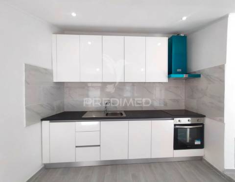 Moradia t2+2 remodelada | com logradouro | terrugem | sintra