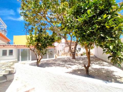 Moradia t2+2 remodelada | com logradouro | terrugem | sintra