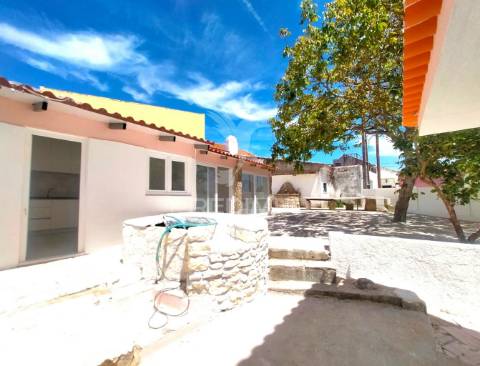 Moradia t2+2 remodelada | com logradouro | terrugem | sintra