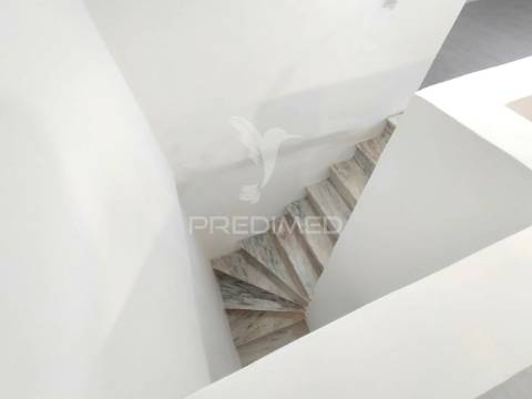 Moradia t2+2 remodelada | com logradouro | terrugem | sintra