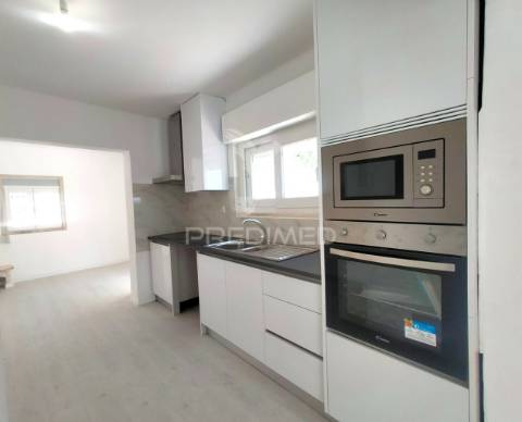 Moradia t2+2 remodelada | com logradouro | terrugem | sintra