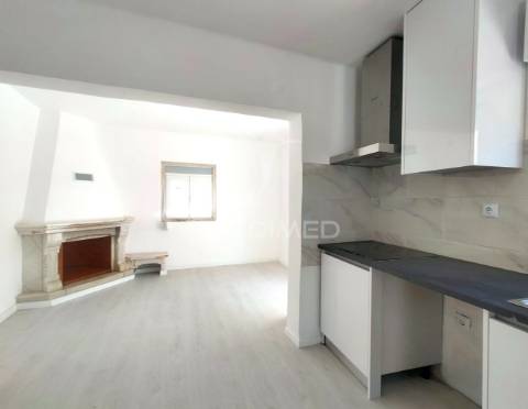 Moradia t2+2 remodelada | com logradouro | terrugem | sintra