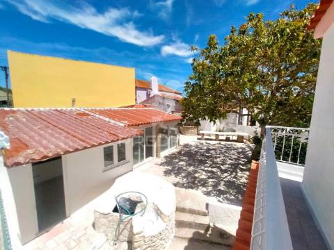 Moradia t2+2 remodelada | com logradouro | terrugem | sintra