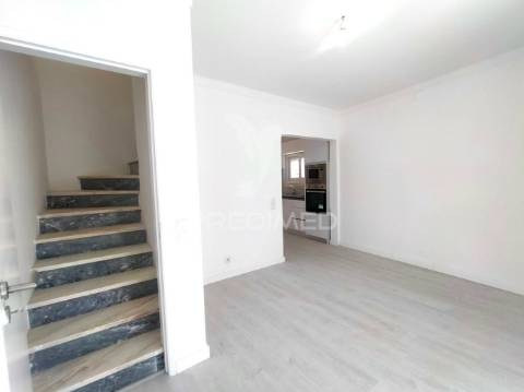 Moradia t2+2 remodelada | com logradouro | terrugem | sintra