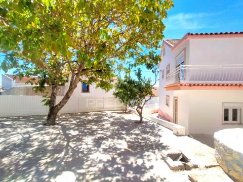 Moradia t2+2 remodelada | com logradouro | terrugem | sintra
