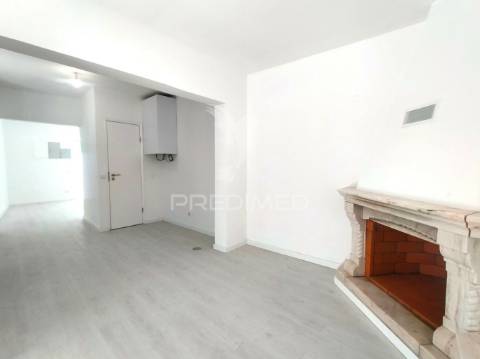 Moradia t2+2 remodelada | com logradouro | terrugem | sintra
