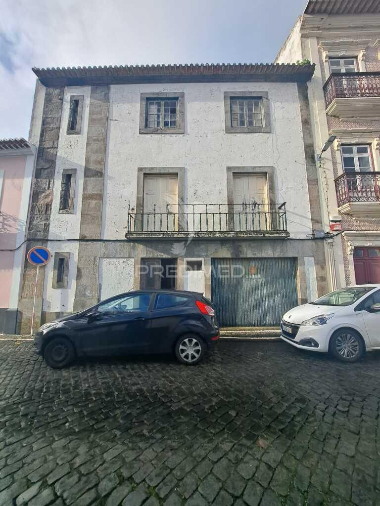 Prédio para reabilitação na zona histórica de angra do heroísmo