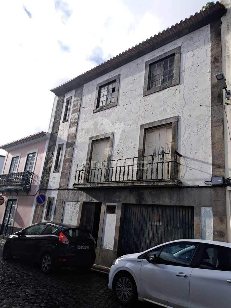 Prédio para reabilitação na zona histórica de angra do heroísmo