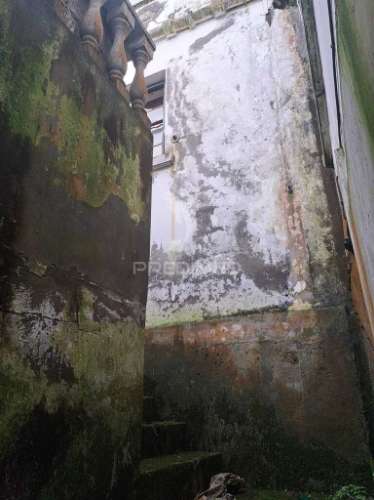 Prédio para reabilitação na zona histórica de angra do heroísmo