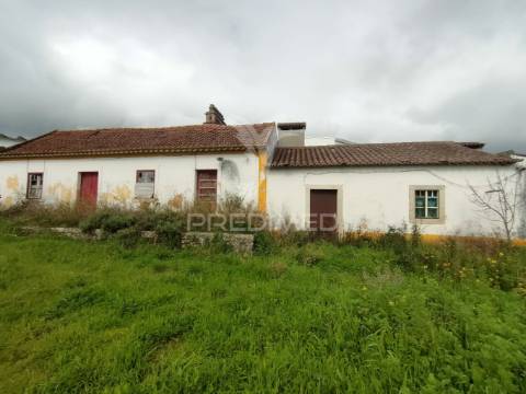 Moradia t2 para recuperar com barracão - s. vicente do paúl, santarém