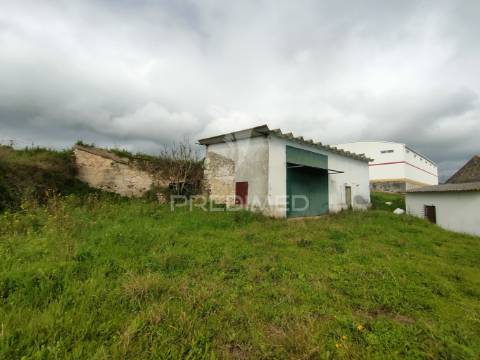 Moradia t2 para recuperar com barracão - s. vicente do paúl, santarém