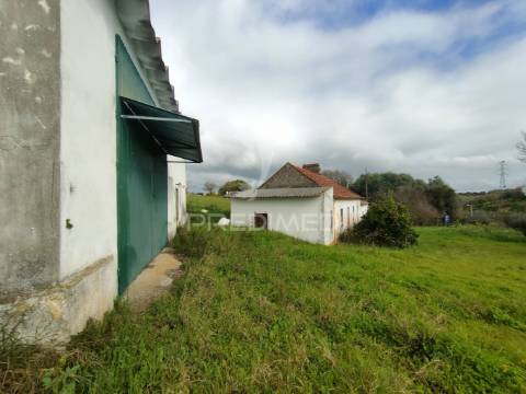 Moradia t2 para recuperar com barracão - s. vicente do paúl, santarém