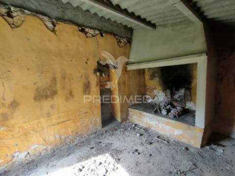 Moradia t2 para recuperar com barracão - s. vicente do paúl, santarém