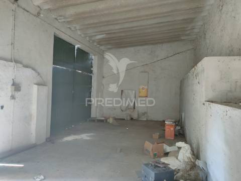Moradia t2 para recuperar com barracão - s. vicente do paúl, santarém
