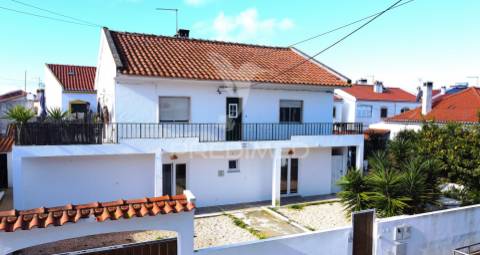 Moradia bi-familiar t6 com espaço exterior - v.n. milfontes