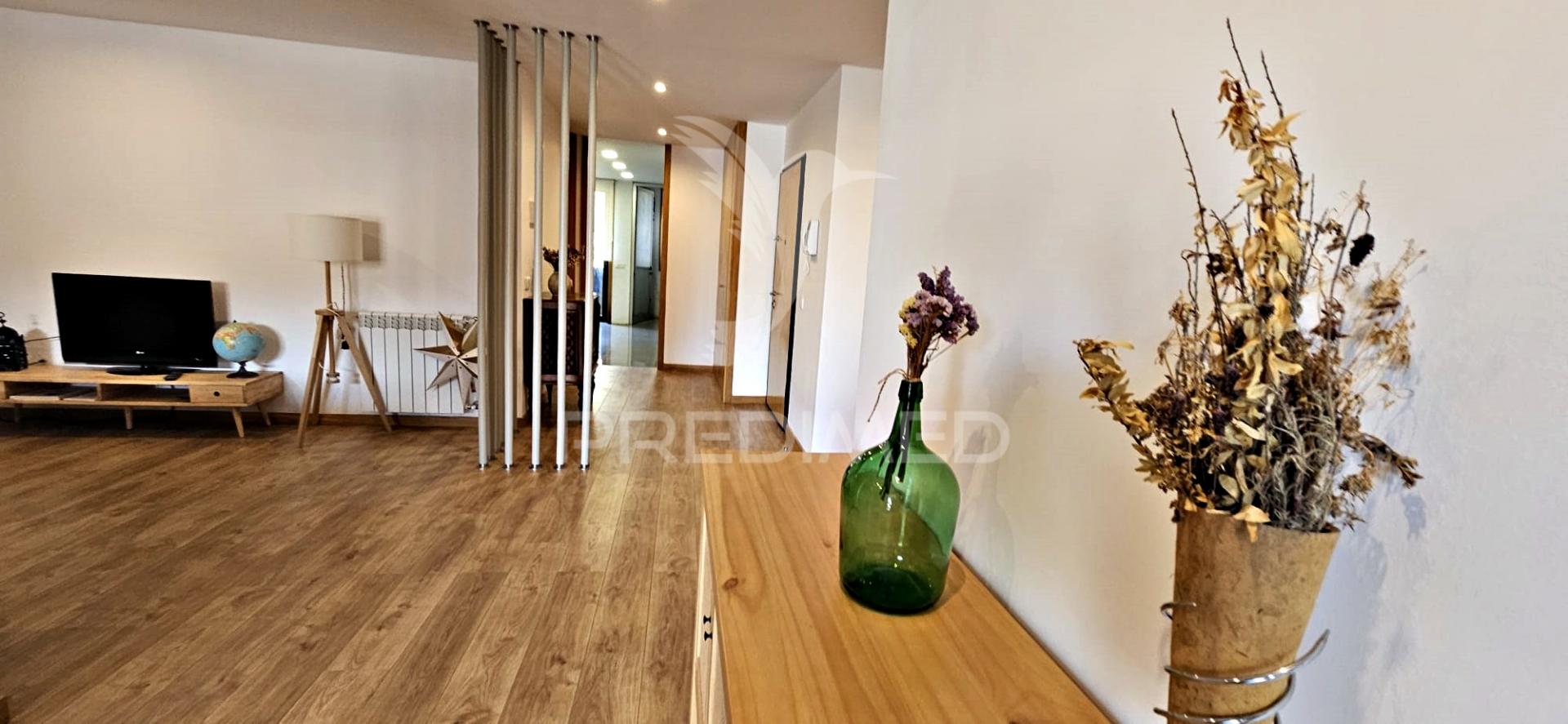 T2 + 1  espaçoso. com box e 3 w.c. proximo da praia