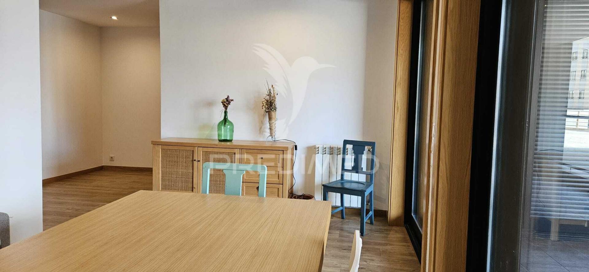 T2 + 1  espaçoso. com box e 3 w.c. proximo da praia