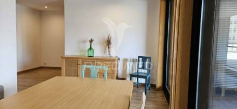 T2 + 1  espaçoso. com box e 3 w.c. proximo da praia