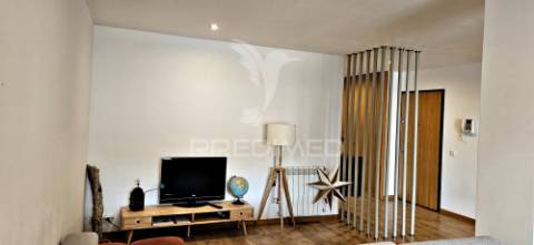 T2 + 1  espaçoso. com box e 3 w.c. proximo da praia
