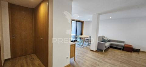 T2 + 1  espaçoso. com box e 3 w.c. proximo da praia