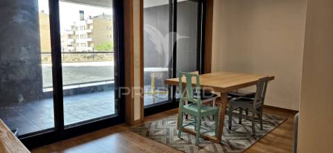 T2 + 1  espaçoso. com box e 3 w.c. proximo da praia